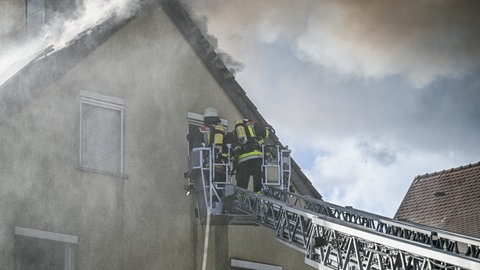 Aus einem Haus in Mögglingen schlagen Flammen aus dem Dachstuhl, Feuerwehrleute löschen. 80 Einsatzkräfte aus Mögglingen, Böbingen, Heubach und Schwäbisch Gmünd bekämpften bis in die Abendstunden das Feuer. 