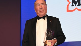 Erwin Müller bei einer Preisverleihung im Jahr 2023. Seit Jahrzehnten lenkt Erwin Müller als Inhaber und Geschäftsführer die Geschicke der Drogeriemarktkette Müller. (Archivbild)