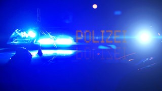 Nächtlicher Blaulicht-Einsatz: Die Polizei hat einen Betrunkenen bei Westhausen aufgegriffen, der auf der A7 zu Fuß unterwegs war. (Symbolbild)