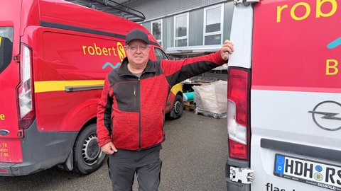 Klempnermeister Robert Smejkal aus Heidenheim an einem seiner Dienstfahrzeuge. Aktuell hat sein Unternehmen stark mit gestiegenen Spritpreisen zu kämpfen. 