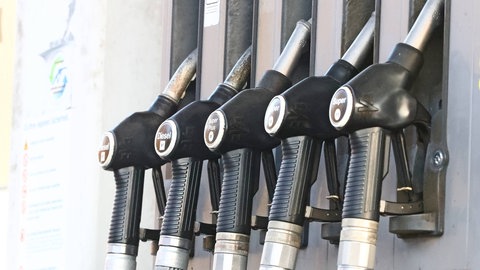 Tankstutzen an einer Zapfsäule: Die gestiegenen Spritpreise sind auch für Unternehmen mit Dienstfahrzeugen eine finanzielle Belastung. (Archivbild)