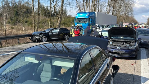 Nach dem Unfall auf der A8 zwischen Ulm-West und Ulm-Ost musste die Autobahn rund zwei Stunden vollständig gesperrt werden. Es bildete sich ein langer Rückstau.