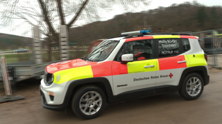 Ein DRK-Einsatzwagen mit der Aufschrift "Helfer vor Ort Steinheim" und dem Notruf 112.