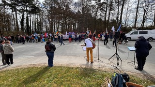 Am Ostermarsch in Ulm haben am Ostermontag etwa 250 Menschen teilgenommen