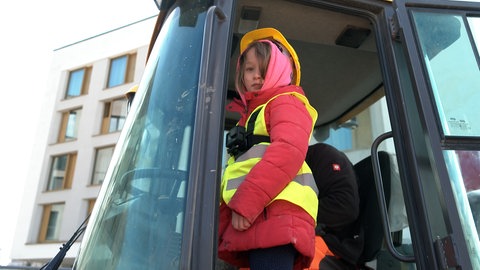 Darf den Radlader mal vom Führerhaus aus sehen: Die siebenjährige Dayanna.