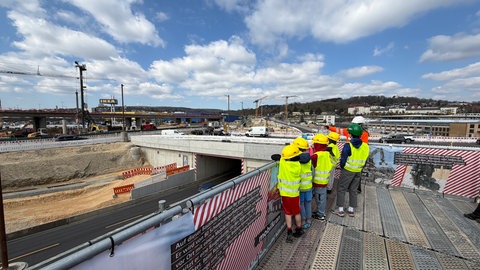 Blick über die gesamte B10-Baustelle in Ulm: Auf einer Aussichtsplattform können Kinder und Erwachsene die Bauarbeiten beobachten.