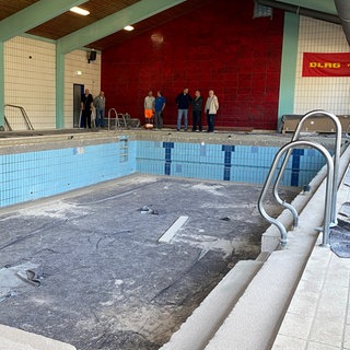 Schwimmen ist im Leinzeller  Hallenbad gerade nicht möglich. Seit Juli 2025 wird sie saniert. Nach und nach haben sich immer mehr Baustellen aufgetan. 