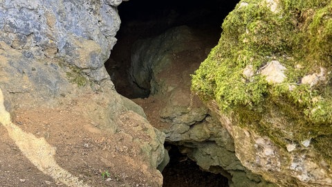 Durch dieses Loch in der Bocksteinhöhle stürzte das achtjährige Mädchen etwa drei Meter in die Tiefe.
