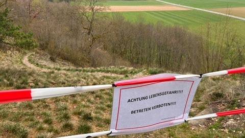 Am Unfallort an der Bocksteinhöhle im Alb-Donau-Kreis wurde ein Absperrband angebracht.