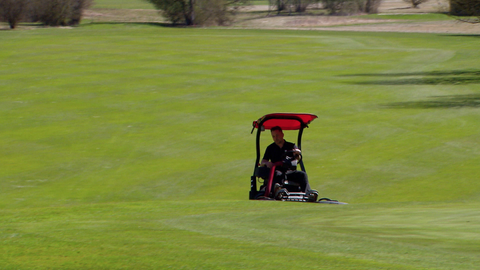 Perfekter Rasen auf dem Golfplatz. Hier ist jeder Grashalm bereits im April saftig grün und gestutzt.