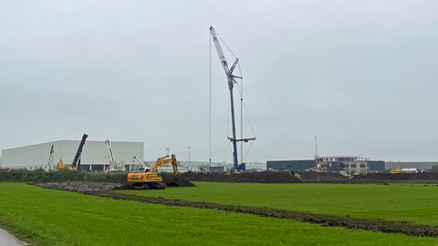 Der Kranhersteller Liebherr in Ehingen erweitert sein Gelände um 50 Hektar auf 150 Hektar. Am Mittwoch war im Stadtteil Berg symbolischer Spatenstich.