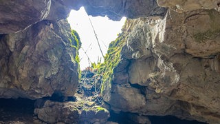 Blick auf die Bocksteinhöhle im Lonetal (Alb-Donau-Kreis). Eine Achtjährige war beim Wandern durch eine Spalte drei Meter in die Tiefe gestürzt. 