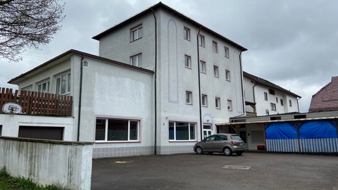 Ein größeres Haus mit einem Parkplatz davor: Ein Großteil der Taten soll in diesem Gebäude passiert sein. Ein 35-jähriger Mann ist angeklagt, über Jahre Jungen sexuell missbraucht zu haben. Am Landgericht Ellwangen beginnt der Prozess gegen ihn.