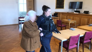 Die angeklagte Seniorin aus Ellwangen wird in den Gerichtssaal geführt: Die 79-Jährige hat am Dienstag gestanden, ihren pflegebedürftigen Ehemann erstochen zu haben. Das Urteil soll am Mittwoch fallen.