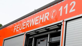 Feuerwehrauto mit der Notrufnummer 112: Ein Großaufgebot an Einsatzkräften ist in der Nacht auf Mittwoch zu einem Brand nach Schelklingen ausgerückt (Symbolfoto).