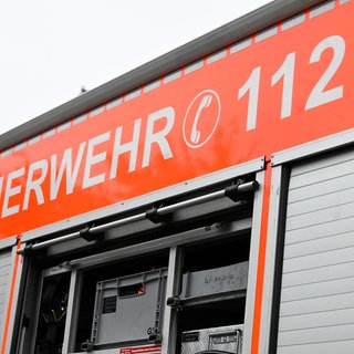 Feuerwehrauto mit der Notrufnummer 112: Ein Großaufgebot an Einsatzkräften ist in der Nacht auf Mittwoch zu einem Brand nach Schelklingen ausgerückt (Symbolfoto).