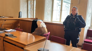 Eine 79-jährige Frau ist wegen heimtückischen Mordes an ihrem Ehemann am Mittwoch in Ellwangen zu einer Haftstrafe von sechseinhalb Jahren verurteilt worden. Sie hatte ihren Mann mit mehr als 40 Messerstichen getötet.
