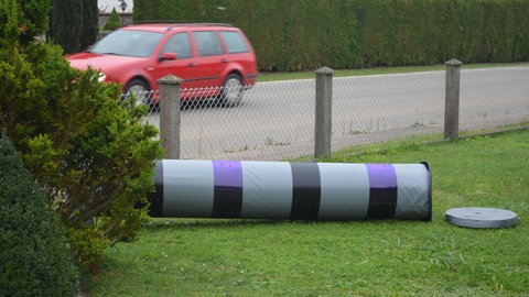 Die beiden Fake-Blitzer in Schmiechen finden nicht nur Zustimmung. Die Prototypen wurden umgeworfen und zerstört. Die beiden Anwohner bauten daraufhin eine verbesserte Variante.