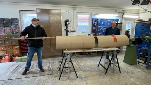 In der Werkstatt von Manfred Denkinger (rechts) tüftelten die beiden Nachbarn an den Fake-Blitzern. Seit sie stehen, laufe der Verkehr in Schelklingen-Schmiechen tatsächlich ruhiger, berichten sie.