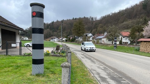 Die Ortsdurchfahrt von Schmiechen verleitet an der Stelle zum schnell fahren. Links stehen kaum noch Häuser. Es sieht aus wie ein Ortsende. Doch das Ortsschild steht erst mehrere hundert Meter weiter. Die Fake-Blitzer bremsen erfolgreich das Tempo.