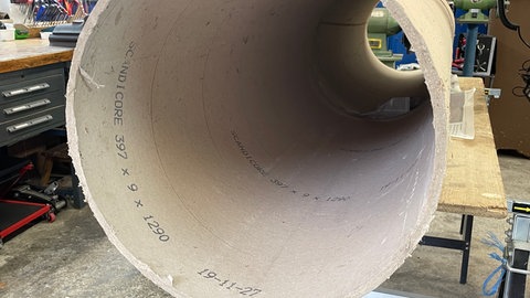 So sieht das Innenleben der beiden Fake-Blitzer aus: stabile Pappe. Beim Prototypen fehlte noch ein Deckel und es regnete hinein. Die zweite Generation steht nun schon seit Jahren am Straßenrand und beruhigt den Verkehr in Schmiechen.