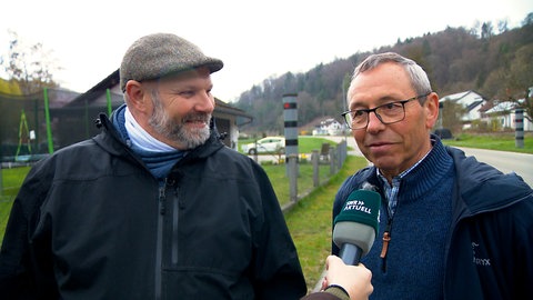 Die beiden Nachbarn Martin Wachter (links) und Manfred Denkinger haben die beiden Blitzer gebaut. Seit Jahren beruhigen sie den Verkehr in Schelklingen-Schmiechen - geduldet vom Landratsamt.