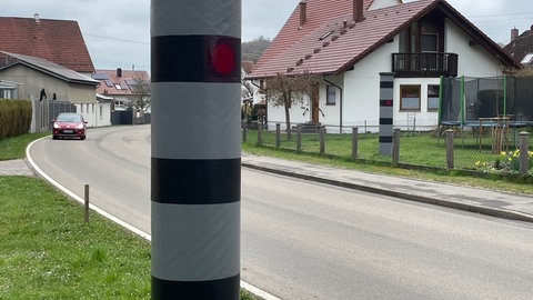 Zwei Fake-Blitzer dienen seit sechs Jahren erfolgreich der Verkehrsberuhigung in Schelklingen-Schmiechen. Vom Landratsamt werden sie geduldet. 