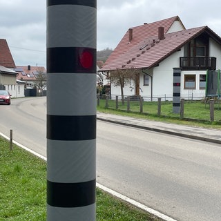Zwei Fake-Blitzer dienen seit sechs Jahren erfolgreich der Verkehrsberuhigung in Schelklingen-Schmiechen. Vom Landratsamt werden sie geduldet. 