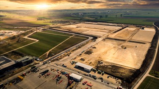 Das neue Gelände am Stammwerk Ehingen-Berg des Kranbauers Liebherr Ehingen wird derzeit beschottert und für Logistik und Kundencenter erschlossen.