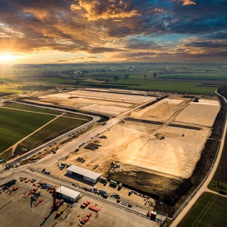 Das neue Gelände am Stammwerk Ehingen-Berg des Kranbauers Liebherr Ehingen wird derzeit beschottert und für Logistik und Kundencenter erschlossen.