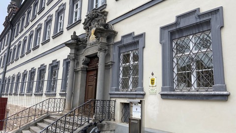 Außenansicht eines Gebäudes mit Eingangstreppe: Am Landgericht Ellwangen beginnt der Prozess gegen einen 35-jährigen Mann. Er soll als Hodscha, als islamischer Lehrer, Kinder sexuell missbraucht haben.