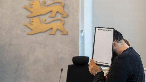 Der sogenannte Hodscha, der als Religionsgelehrter und Erzieher in einem islamischen Schülerwohnheim in Giengen an der Brenz tätig war, soll insgesamt acht Jungen über Jahre hinweg sexuell missbraucht haben. 