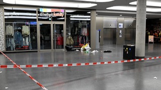 Absperrbänder am Tatort in der Unterführung. Nach dem Messerangriff in der Unterführung zwischen dem Ulmer Hauptbahnhof und den Sedelhöfen hat die Polizei einen weiteren Tatverdächtigen gefasst.