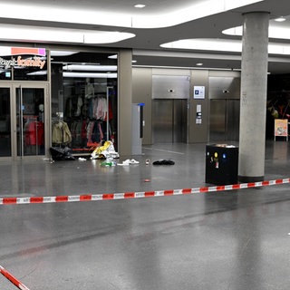 Absperrbänder am Tatort in der Unterführung. Nach dem Messerangriff in der Unterführung zwischen dem Ulmer Hauptbahnhof und den Sedelhöfen hat die Polizei einen weiteren Tatverdächtigen gefasst.