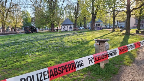 In der Nacht zum Samstag ist am Ulmer Karlsplatz ein Mann mit schweren Kopfverletzungen entdeckt worden. Die Kriminalpolizei ermittelt.