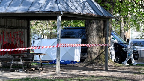 Nach dem Fund eines lebensgefährlich verletzten Mannes am Karlsplatz in Ulm suchen Spezialisten der Polizei vor Ort nach Spuren.