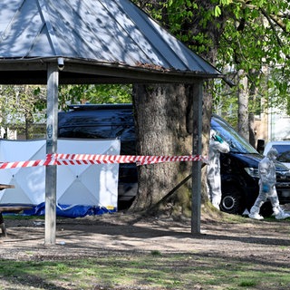Nach dem Fund eines lebensgefährlich verletzten Mannes am Karlsplatz in Ulm suchen Spezialisten der Polizei vor Ort nach Spuren.