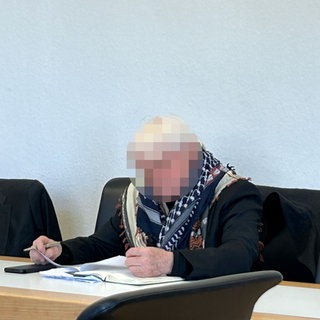 Ein Pro-Palästina-Aktivist aus Langenau muss sich seit Montag vor Gericht verantworten: Er soll einem Pfarrer mehrfach aufgelauert haben.