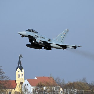 Ein Kampfjet der Bundeswehr im Tiefflug. (Symbolbild)