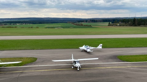 Zwei Flieger auf dem Flugplatz Aalen-Elchingen. Für die Segelflugzeuge und einmotorige Flieger sind die tief fliegenden Kampfjets der Bundeswehr eine Herausforderung.