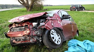 Ein stark beschädigtes Auto nach einem Verkehrsunfall. Bei einem Unfall an einer Kreuzung bei Setzingen im Alb-Donau-Kreis sind am Dienstagabend laut Polizei sechs Menschen verletzt worden.