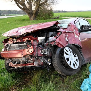 Ein stark beschädigtes Auto nach einem Verkehrsunfall. Bei einem Unfall an einer Kreuzung bei Setzingen im Alb-Donau-Kreis sind am Dienstagabend laut Polizei sechs Menschen verletzt worden.