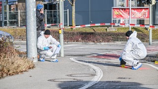 Mitarbeiter der Spurensicherung der Polizei arbeiten am Tatort. Nach dem Messerangriff hat die Staatsanwaltschaft Ulm Anklage erhoben. (Archivbild)
