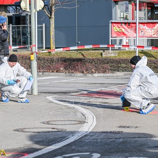 Mitarbeiter der Spurensicherung der Polizei arbeiten am Tatort. Nach dem Messerangriff hat die Staatsanwaltschaft Ulm Anklage erhoben. (Archivbild)