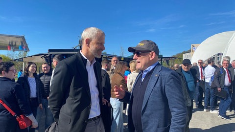 Umweltminister Winfried Hermann (Grüne) und Ulmes Baubürgermeister Tim von Winning im Gespräch. 