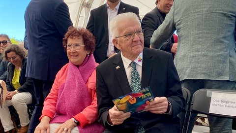 Ministerpräsident Winfried Kretschmann mit seiner Frau Gerlinde bei der Eröffnungsfeier der Landesgartenschau 2026 in Ellwangen. 