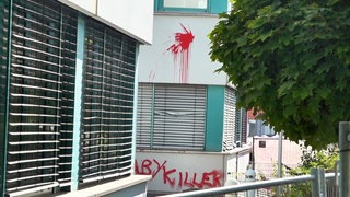 Ein Firmengebäude mit roter Farbe beschmiert: m Montag beginnt am Landgericht Stuttgart der Prozess gegen fünf Angeklagte. Sie sollen im September vergangenen Jahres in einen Standort des Rüstungskonzerns Elbit in Ulm eingebrochen sein. Dort sollen sie massive Zerstörung angerichtet haben.
