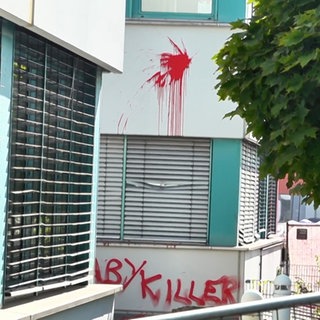 Ein Firmengebäude mit roter Farbe beschmiert: m Montag beginnt am Landgericht Stuttgart der Prozess gegen fünf Angeklagte. Sie sollen im September vergangenen Jahres in einen Standort des Rüstungskonzerns Elbit in Ulm eingebrochen sein. Dort sollen sie massive Zerstörung angerichtet haben.