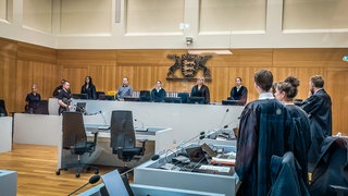 Der Prozessauftakt nach einer Attacke auf einen israelischen Rüstungskonzern in Ulm war tumultartig. Die Lage im Gerichtssaal in Stuttgart-Stammheim eskalierte.