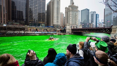 Tausende Menschen beobachten wie am St. Patrick's Day der Chicago River grün gefärbt wird. (Archivbild)